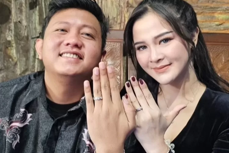 Pamer foto cincin, Denny Caknan dan Bella Bonita resmi bertunangan, begini komentar para sahabat