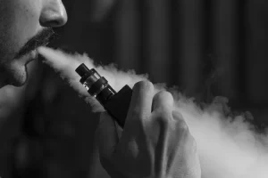 Paru-paru pria di Inggris alami kolaps setelah hisap vape, benarkah sama bahanya dengan rokok biasa?