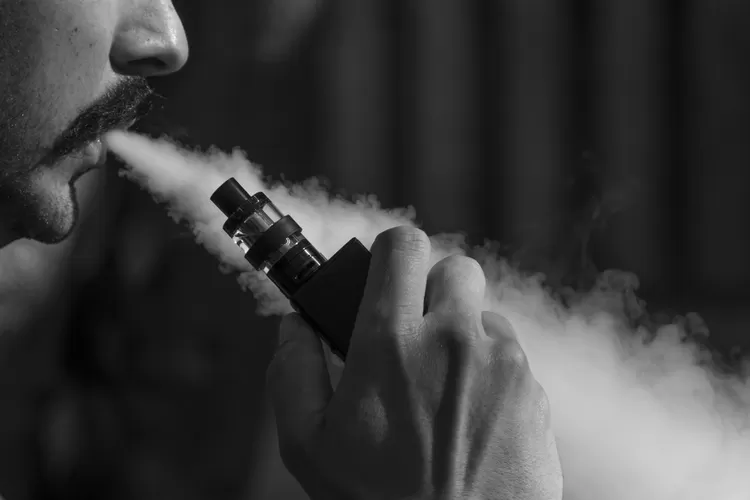 Paru-paru pria di Inggris alami kolaps setelah hisap vape, benarkah sama bahanya dengan rokok biasa?