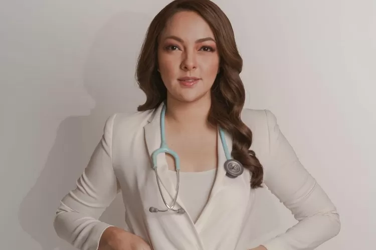 Jadi model iklan Le Minerale, begini cantiknya 3 foto dokter Reisa tanpa seragam, kayak ada manis-manisnya..