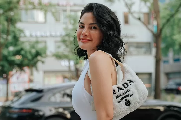 Dikenal artis kontroversial, Nikita Mirzani ternyata pebisnis handal hingga mampu miliki mobil mewah ini