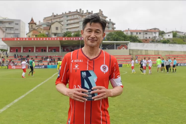 Kazuyoshi Miura perpanjang kontrak main bola bersama klub Oliveirense, usianya sudah kakek loh