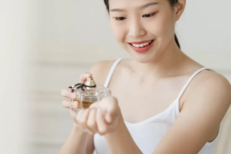 7 Cara memakai parfum yang benar agar wanginya awet seharian, jangan gosok di pergelangan tangan!