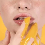 Tips mencerahkan bibir secara alami, cukup gunakan 2 bahan ini secara rutin warna gelap bibir auto pudar