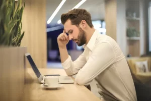 Hobi overthinking, ketahui 10 penyebab terlengkap yang perlu dihindari, hidup auto santai