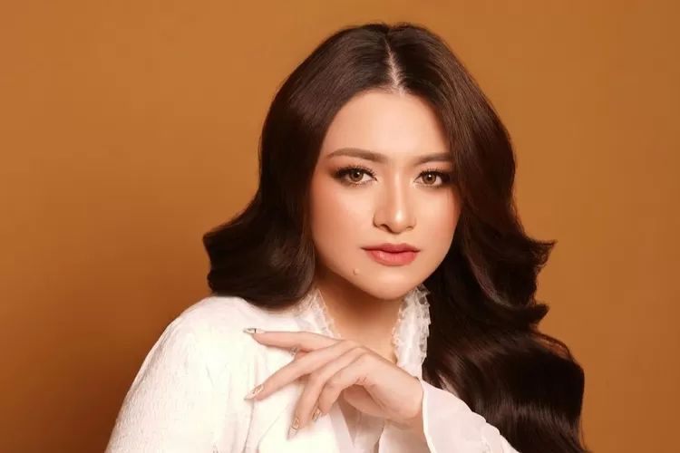 Abis lepas hijab, Nathalie Holscher tampil di publik pakai rok mini dengan belahan seksi