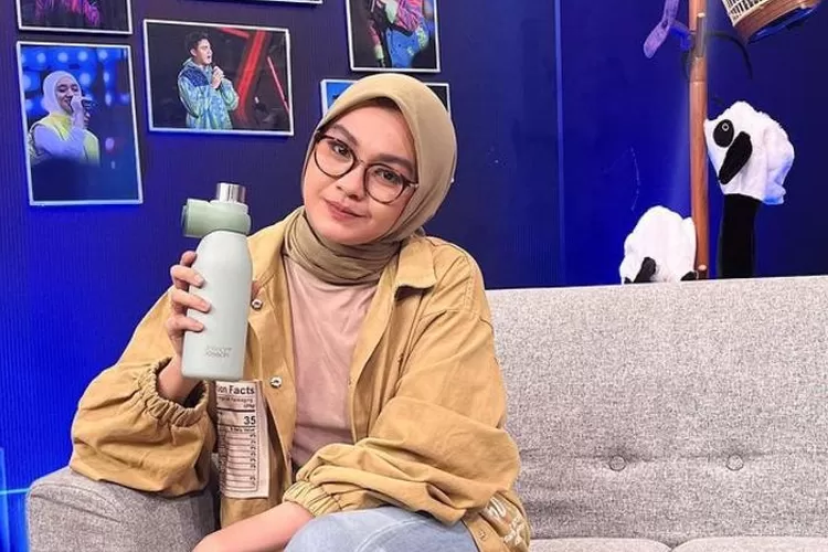 Bersama teman sekamarnya, Salma Idol kerap lakukan ritual aneh ini sebelum manggung: Minum…