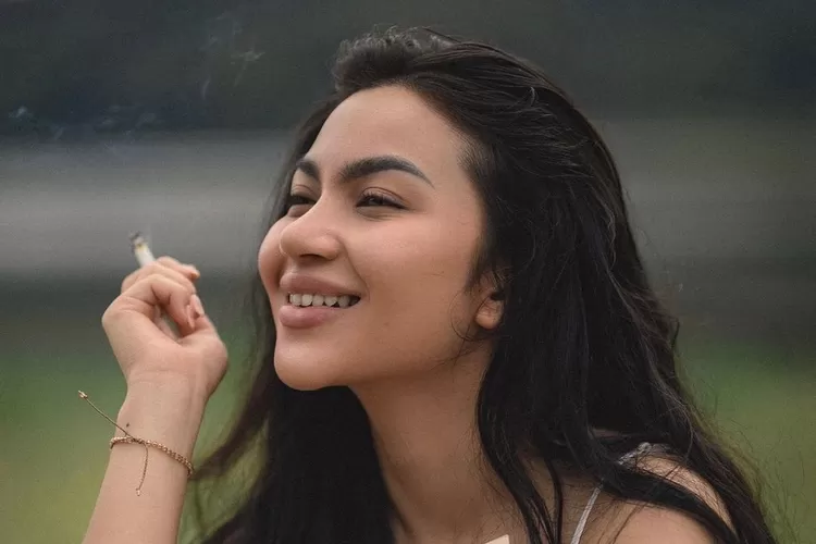 Punya kebiasan merokok, Ariel Tatum sampaikan alasannya hingga buat Luna Maya merasa penasaran