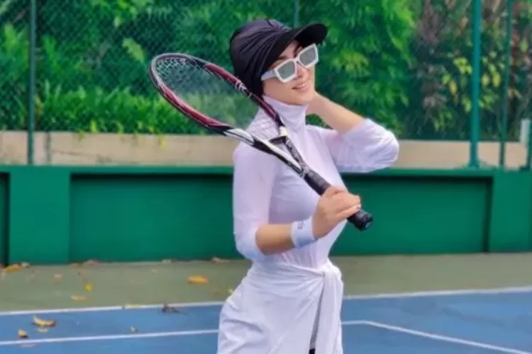 Nggak seperti Luna Maya, Syahrini gak punya sirkel, pamer main tenis sendirian?