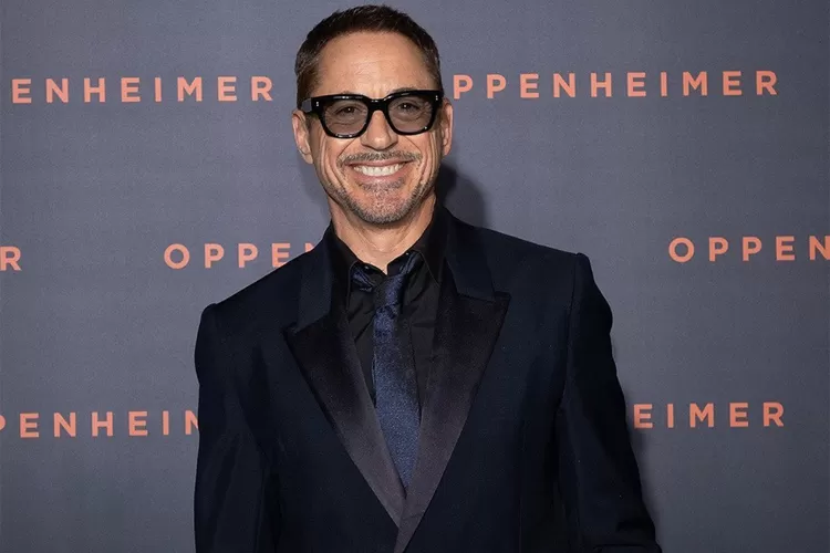 Robert Downey Jr ungkap Christopher Nolan mencetak naskah Oppenheimer di kertas merah: Ini seperti dihipnotis
