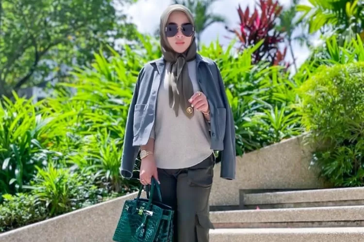 Disebut celana satpam, begini outfit Syahrini yang juga dibilang pakai rompi Brimob: Bingung banget
