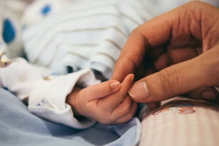 Bayi dikasih obat anti mabuk demi orang tua nonton bioskop, ini efek samping antimo pada bayi 2 bulan