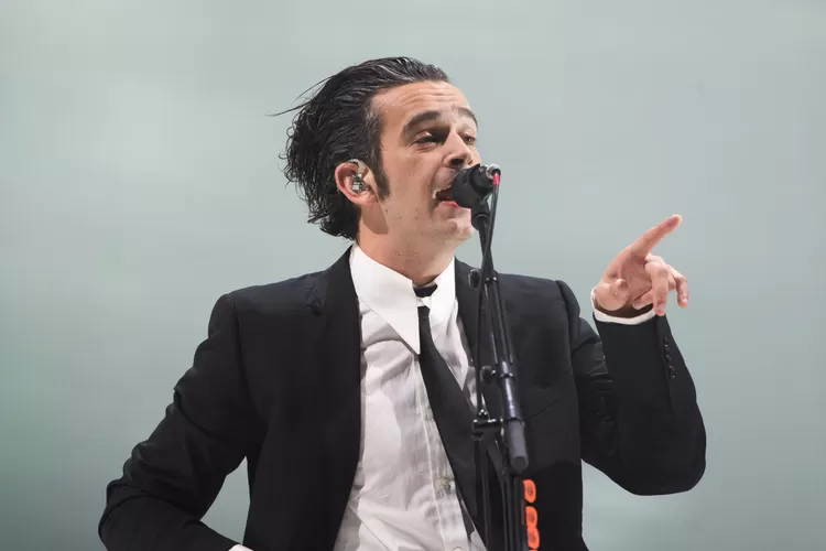 The 1975 dilarang konser di Malaysia buntut ciuman sesama jenis yang dilakukan oleh sang vokalis, Matty Healy