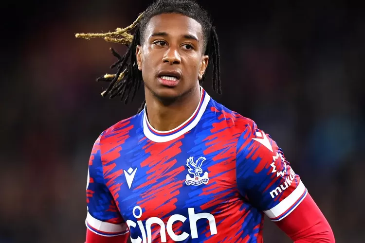 Chelsea dan Manchester City saling berebut Michael Olise dari Crystal Palace