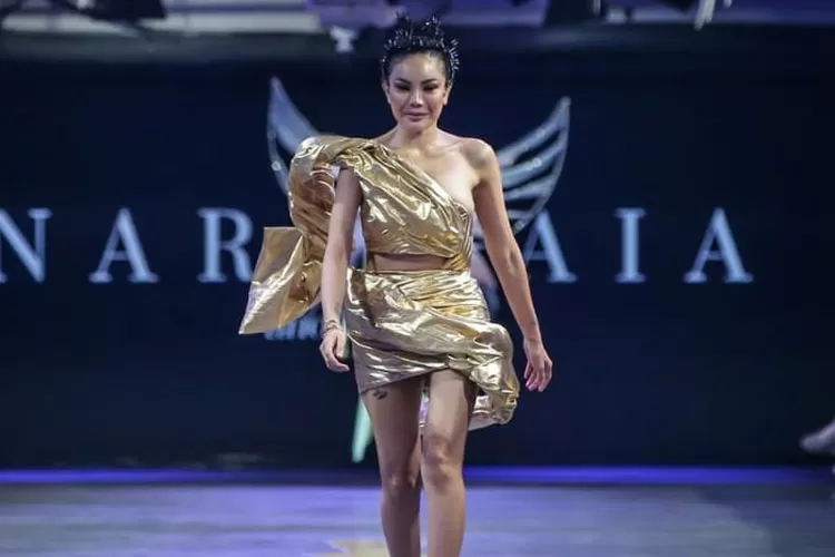 Lenggak-Lenggok di fashion show, cara jalan Nikita Mirzani jadi sorotan netizen: Jalannya ngangkang