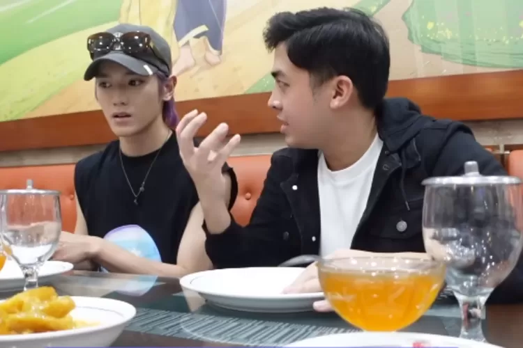 Coba kuliner Nasi Padang bareng Jerome Polin, Taeyong NCT alami culture shock: Hampir aja aku pegangin!