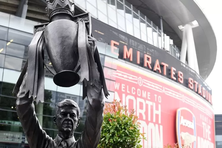 Patung Arsene Wenger sedang angkat trofi Liga Inggris mejeng di luar Stadion Emirates