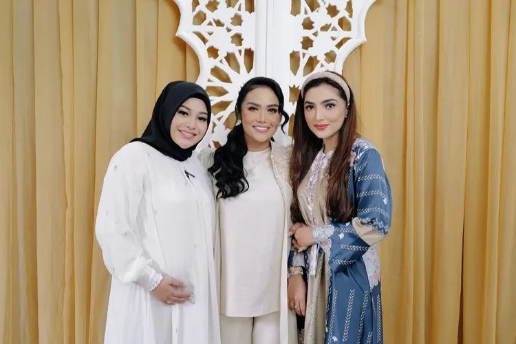 Ngaku sempat sulit jadi ibu sambung, Ashanty: Aurel Azriel itu anak-anak hebat, gue bangga