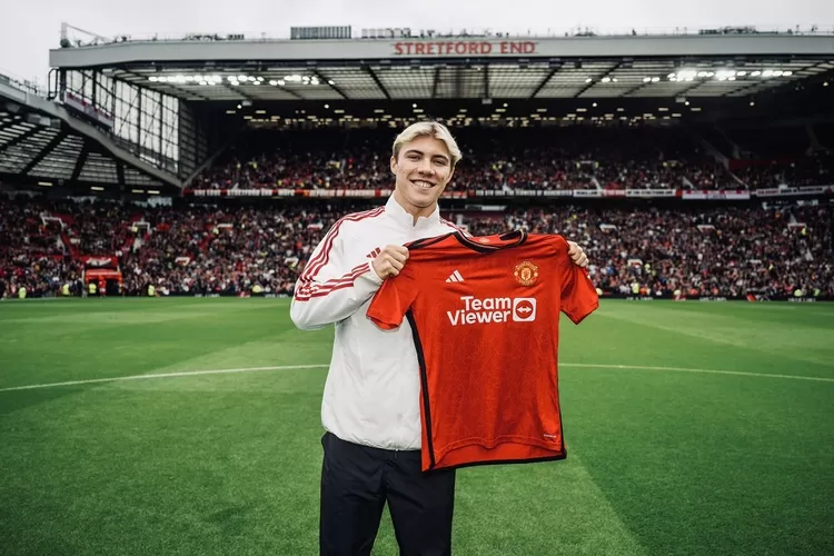 Manchester United resmi rekrut Rasmus Hojlund, langsung diperkenalkan di Old Trafford