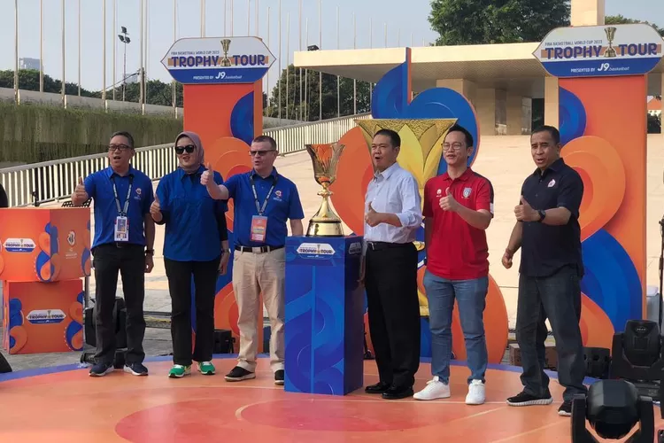 Trofi Naismith FIBA World Cup 2023 tiba di Jakarta, bakal keliling kota dari Lapangan Banteng hingga M Bloc