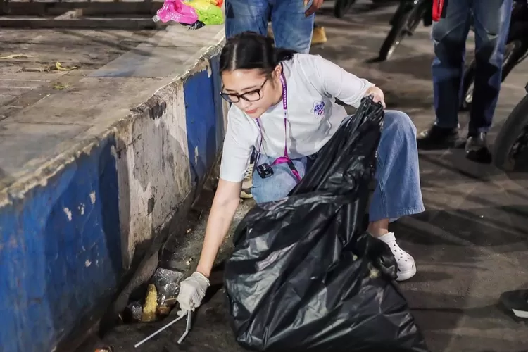 Aksi Prilly Latuconsina pungut sampah di Jember Fashion Carnaval 2023, Vidi Aldiano: Bangga gua ama lu