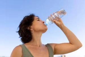 Stop sekarang! Jangan pernah minum dari botol sekali pakai yang diisi ulang, 3 bahaya ini mengintai