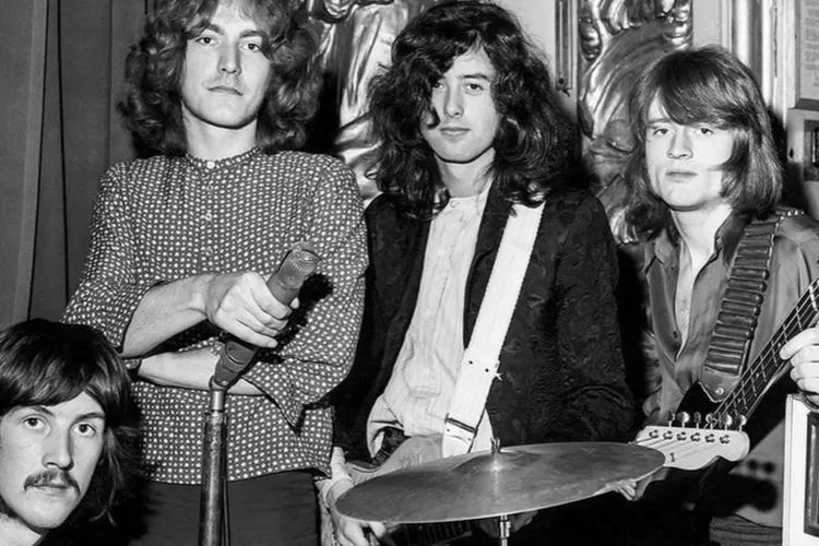 John Bonham, drummer Led Zeppelin yang di makamnya tiba-tiba muncul crop circle secara misterius