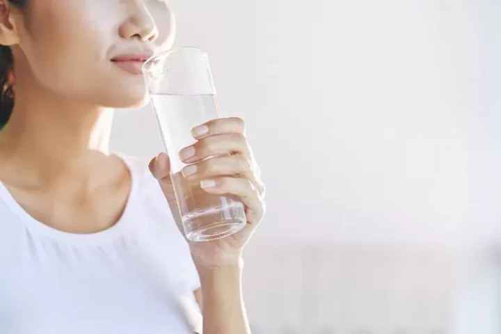 Terlalu banyak minum air putih sama berbahayanya dengan dehidrasi, ini penjelasannya
