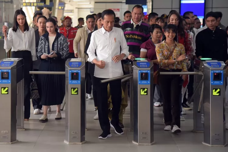 Diajak pertama kali naik LRT bareng Jokowi, Ayu Dewi kegirangan hingga pamer foto dan ungkapkan hal ini