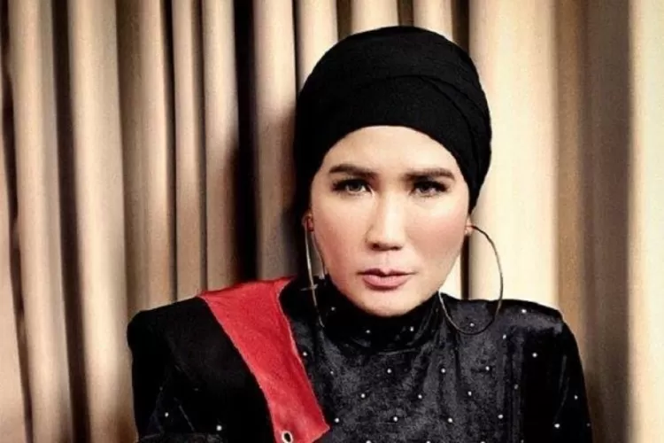 7 Fakta perjalanan karir Nicky Astria patut diacungi jempol! Dari penyanyi pop ke Rock, kini hijrah berhijab