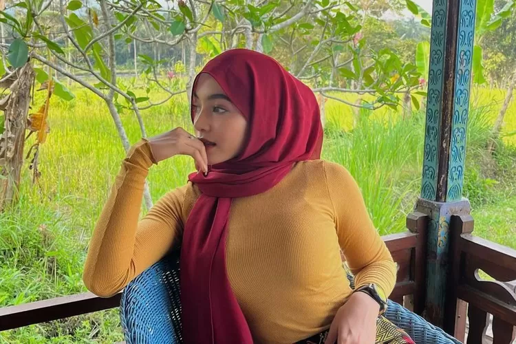 Viral potret Oklin Fia sebelum berhijab, Ternyata sudah ahli pose menggoda sejak dulu, netizen: Beda banget