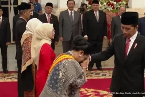 Dinilai Berjasa Terhadap NKRI, Jokowi Sematkan Tanda Kehormatan Ini ke Ibu Negara Iriana, Intip Momennya