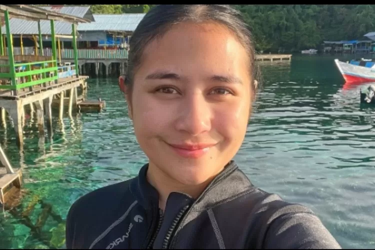 Prilly Lotuconsina pamer momen liburan di Ternate, salah satunya jajal diving bareng ribuan ikan