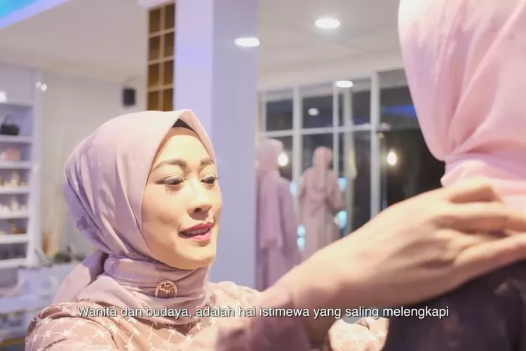 Brand fashion lokal Aqillah by Ria memasukkan nuansa alam Minangkabau dalam sentuhkan khas karya Ria Anjelina