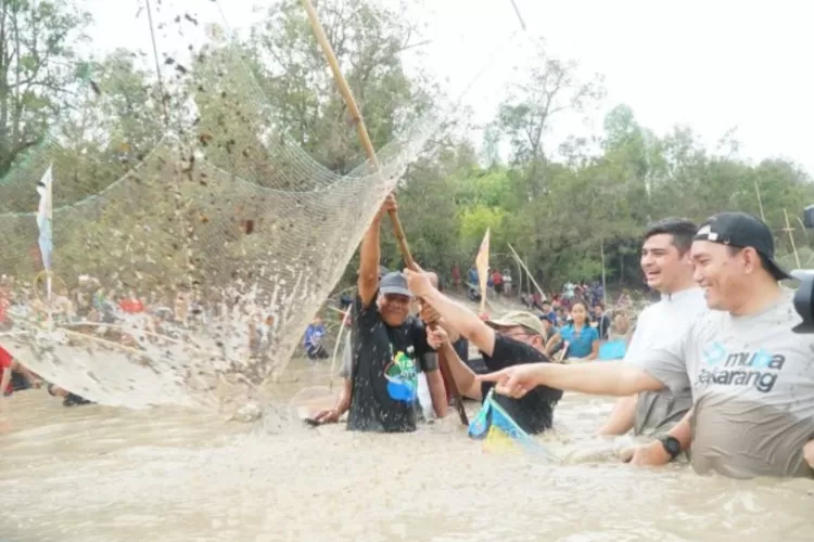 Bekarang Iwak, Tradisi Unik Menangkap Ikan yang Menghidupkan Kesejahteraan Warga Pulokerto