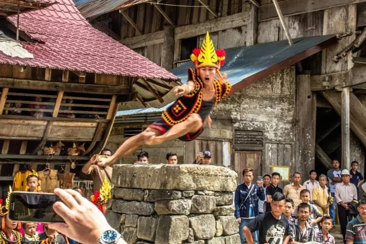 Sebagai Ritual Pendewasaan Diri, Mari Mengenal Tradisi Hombo Batu di Suku Nias