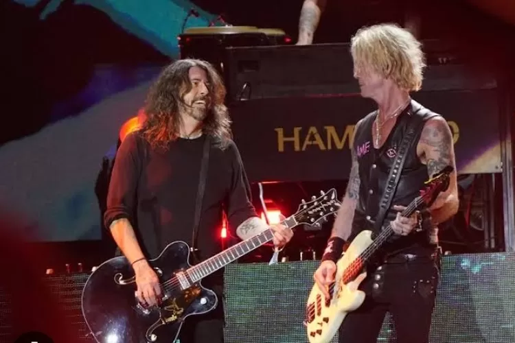 Guns N' Roses dan Dave Grohl menyuguhkan penampilan kejutan bersama di festival Glastonbury