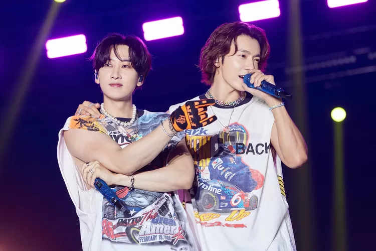 Super Junior D&E meledek penggemar Indonesia yang memberikan undangan pernikahan