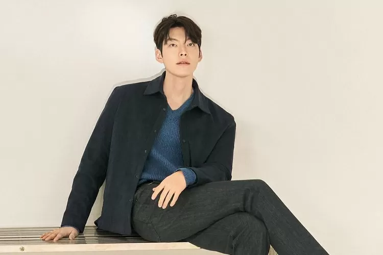 Makin respect! Kim Woo Bin kunjungi makam salah satu penggemar, beri penghormatan secara langsung