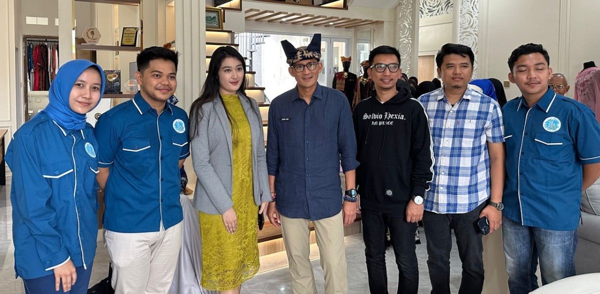 Sandiaga Salahuddin Uno mengunjungi salah satu pengrajin tenun di Kota Padang.