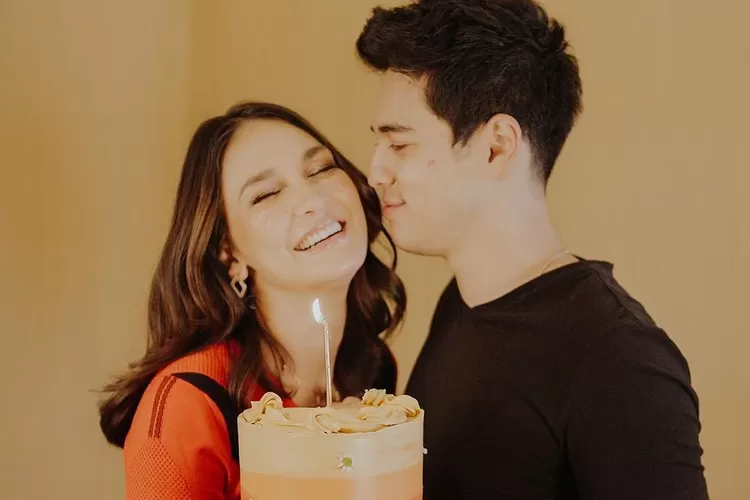 Romantis banget! Maxime Bouttier berani cium mesra Luna Maya di pesta ulang tahun