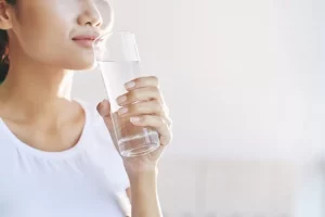Ini alasan pentingnya minum air mineral bagi tubuh, bantu atasi dehidrasi hingga mencegah sembelit