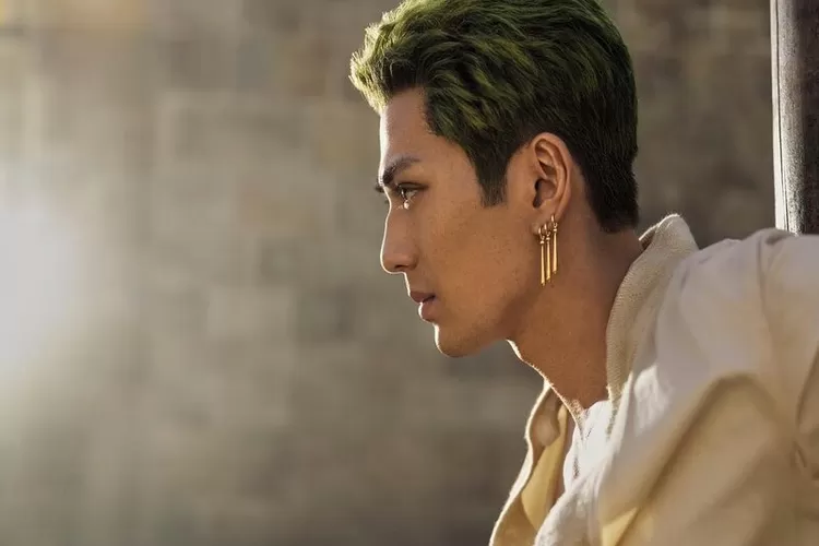 Bikin salah fokus, pemeran Zoro di serial live action One Piece curi perhatian netizen, simak profilnya!