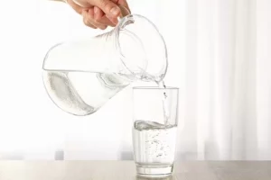 Bingung konsumsi air galon atau air rebusan? Berikut manfaat air mineral bagi kesehatan yang harus kamu tahu