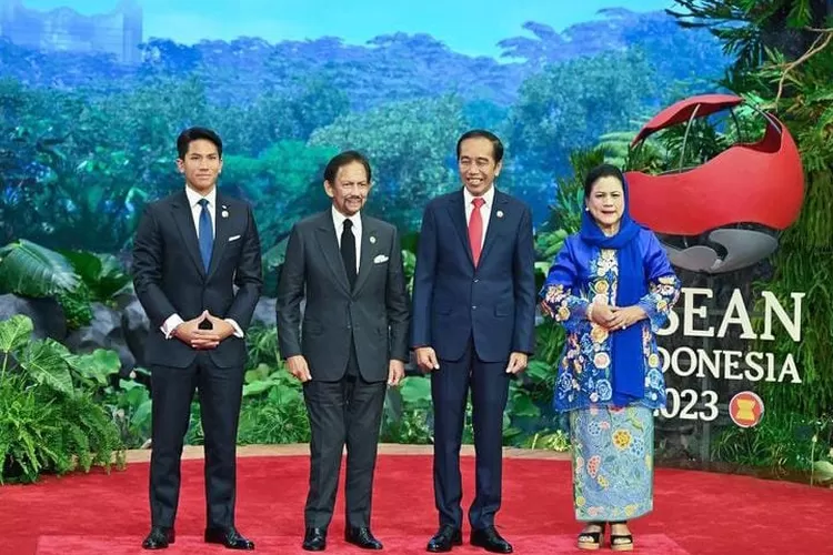 Pangeran Abdul Mateen datang ke Indonesia dan berfoto sama Presiden Jokowi, netizen: Ditunggu mamah bang