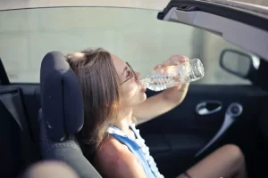 Bahaya! Air minum kemasan yang sudah di dalam mobil selama satu jam jangan diminum, ini efek sampingnya