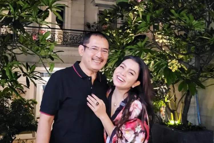 Umur beda jauh gak jadi penghalang, terkuak gaya pacaran Mayangsari dan Bambang Trihatmodjo yang kayak ABG