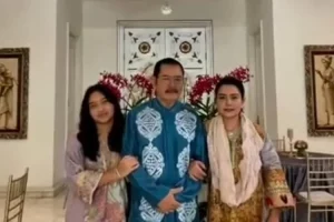 Tak mirip Bambang Trihatmodjo, anak Mayangsari dituding warganet hasil perselingkuhan dengan aktor tampan ini