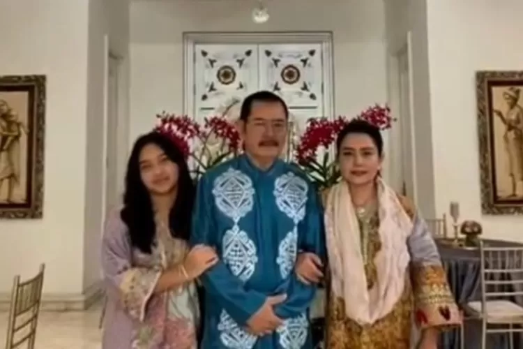 Tak mirip Bambang Trihatmodjo, anak Mayangsari dituding warganet hasil perselingkuhan dengan aktor tampan ini