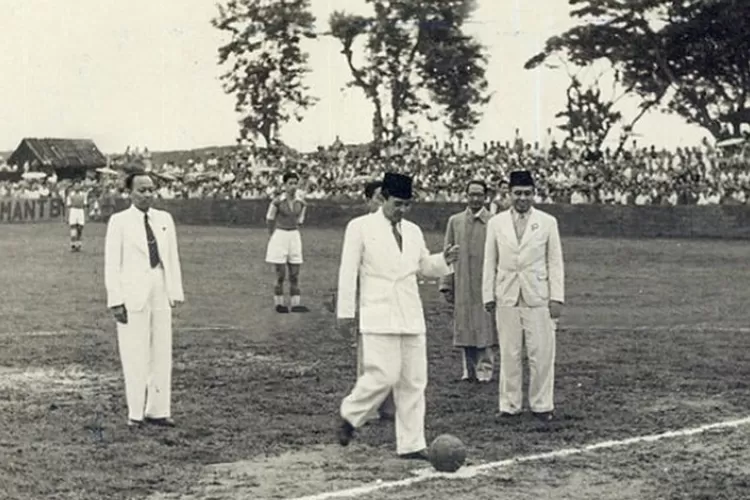 Cinta Soekarno ke sepak bola: Dari Aftrap PSSI tahun 1932 hingga warisakan SUGBK untuk Indonesia